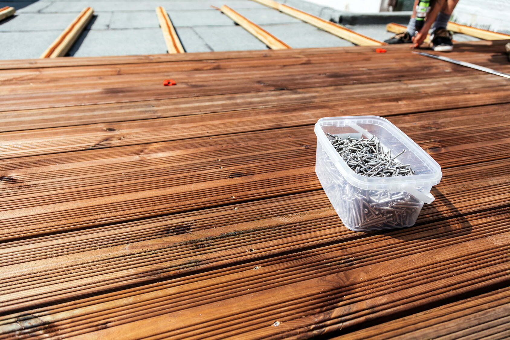 Terrassendielen Sanierung Holzterrasse (Handwerker mit Nägeln)